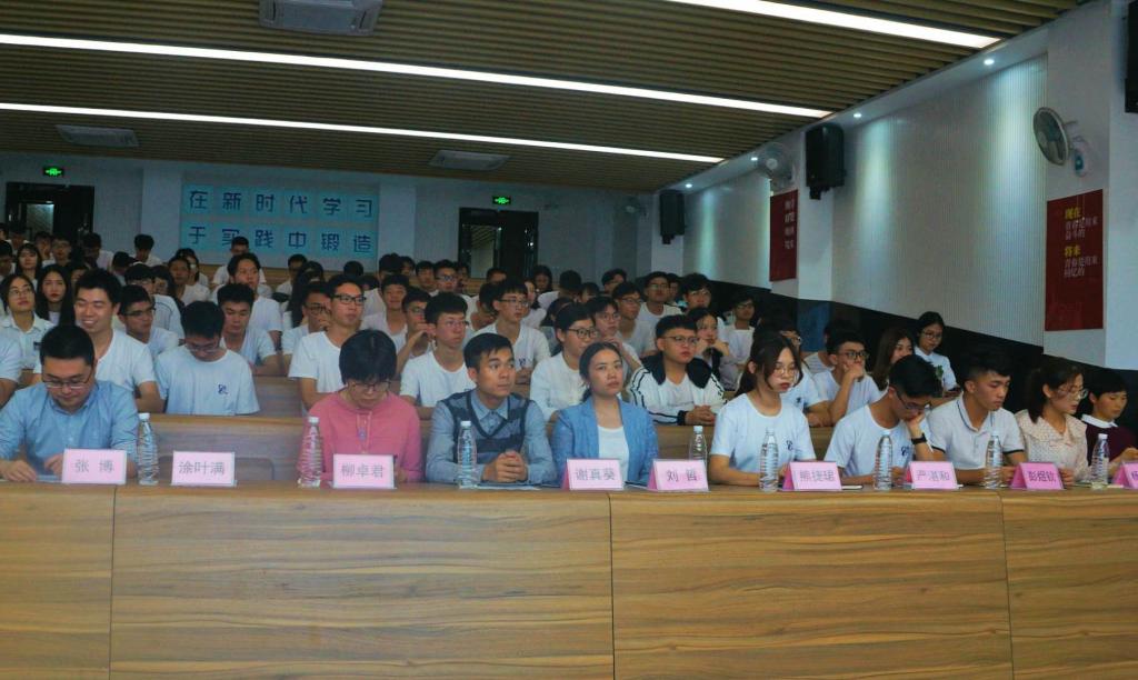 性爱视频
举行第三届团总支-学生会第二次全体大会6.jpg