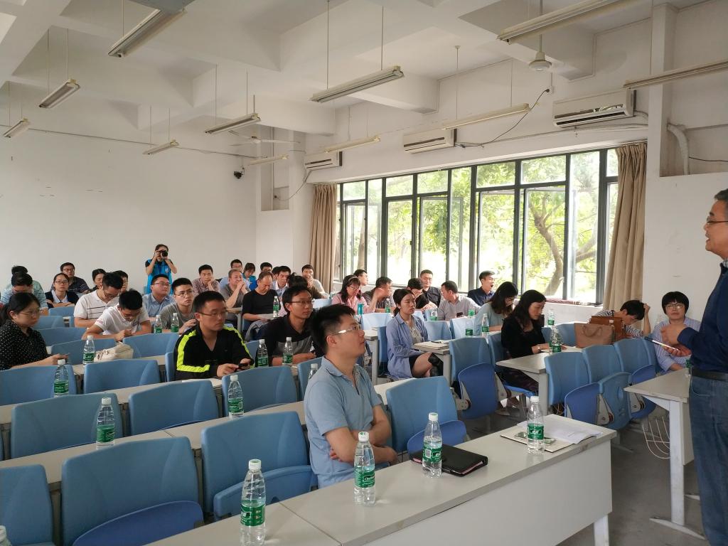 性爱视频
召开党员政治学习暨班主任培训1.jpg