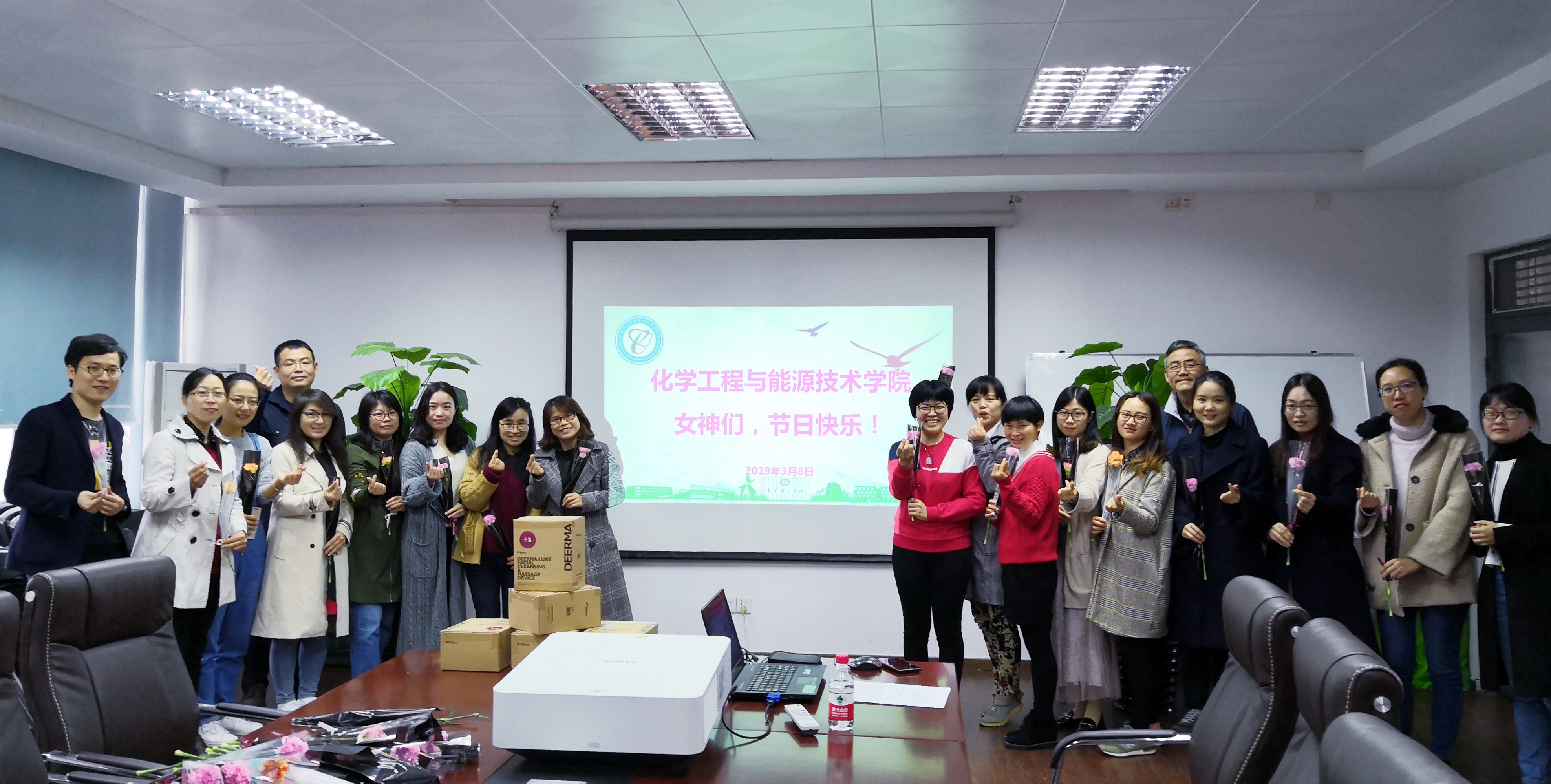 性爱视频
女教工欢庆国际妇女节1.jpg