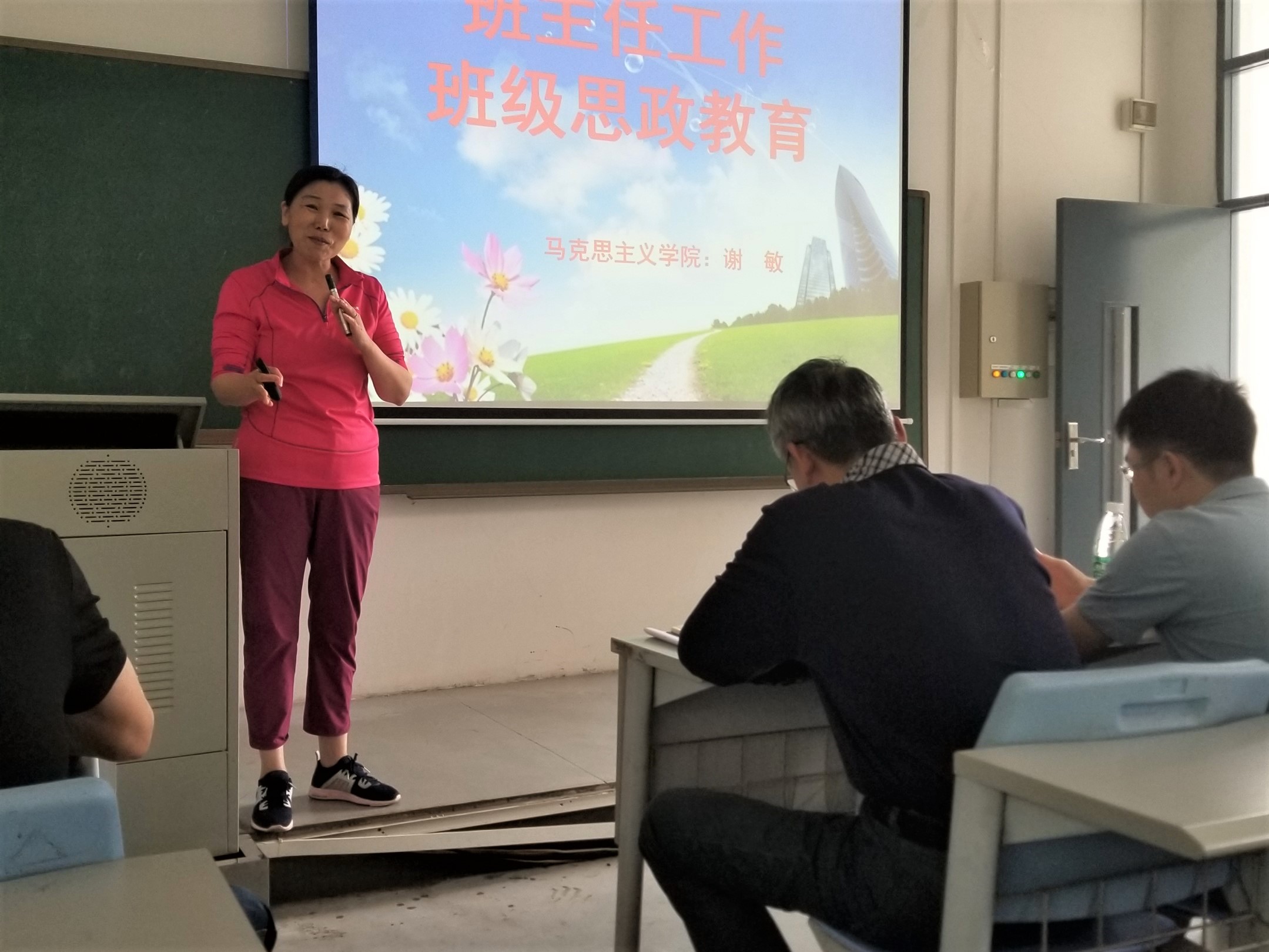 性爱视频
召开党员政治学习暨班主任培训3-0.jpg