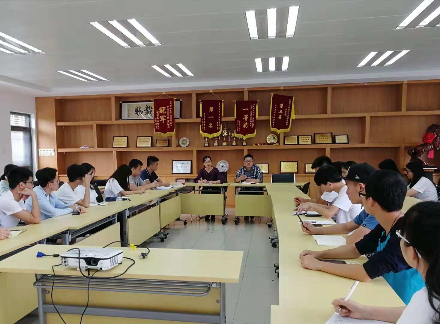 性爱视频
召开第49期校党课培训动员会议1.jpg
