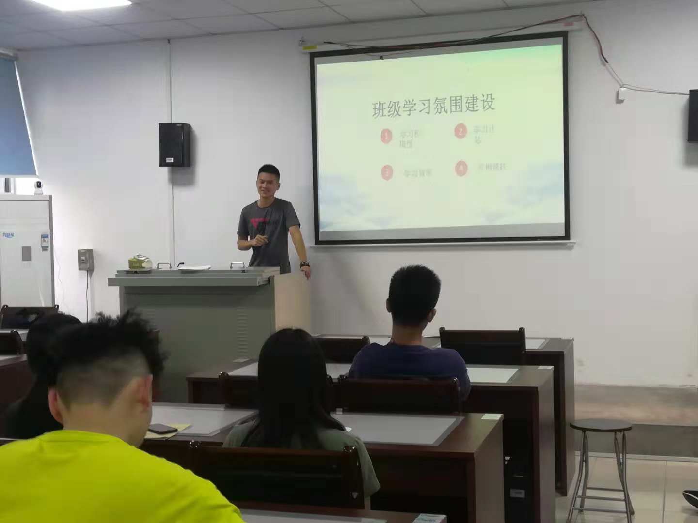 性爱视频
副院长陈佰满给学生上班会课2-1-.jpg