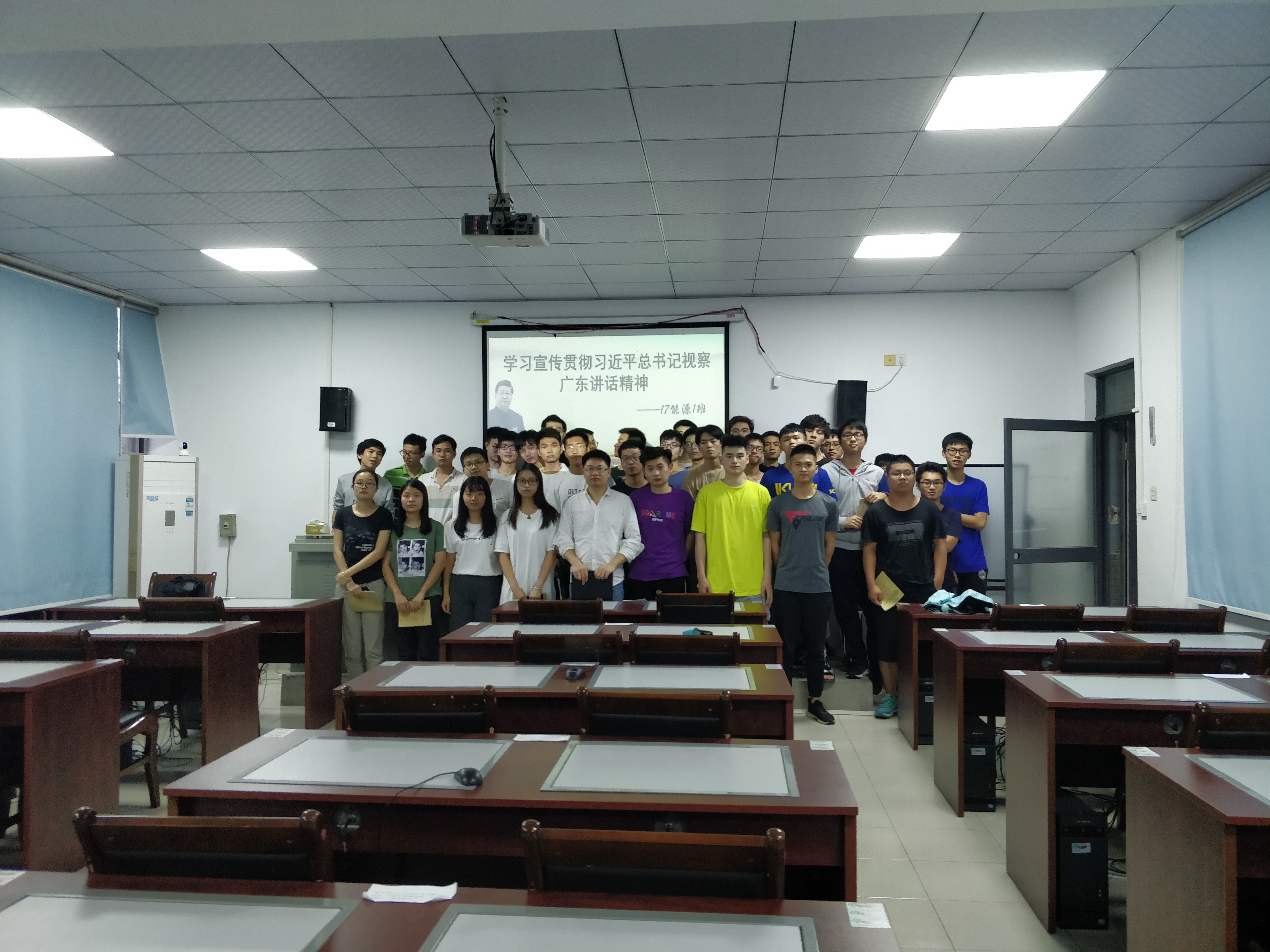 性爱视频
副院长陈佰满给学生上班会课3.jpg