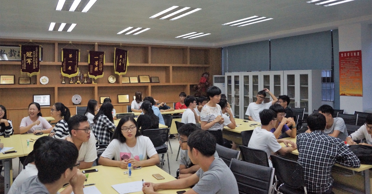 性爱视频
举行心理委员培训会2.jpg