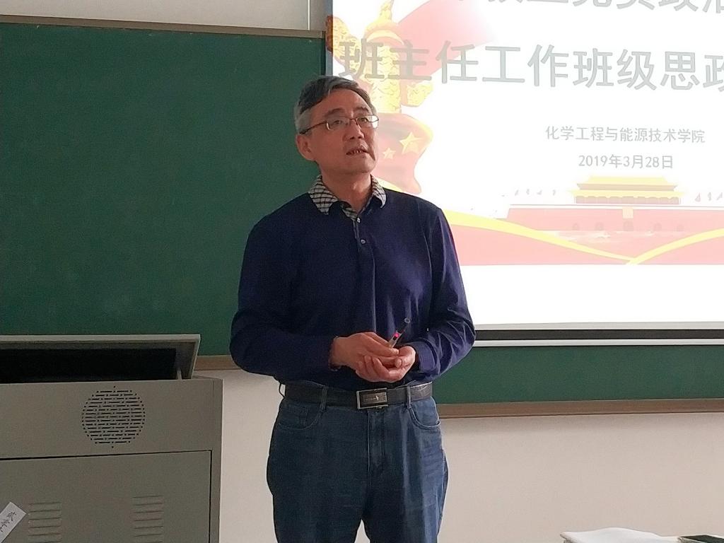 性爱视频
召开党员政治学习暨班主任培训2.jpg