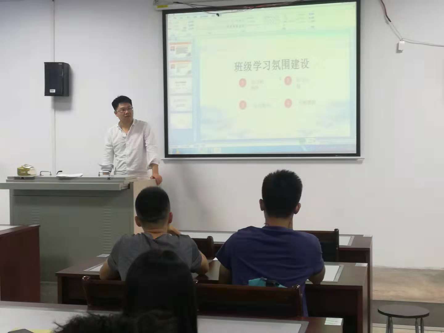 性爱视频
副院长陈佰满给学生上班会课2-2-.jpg