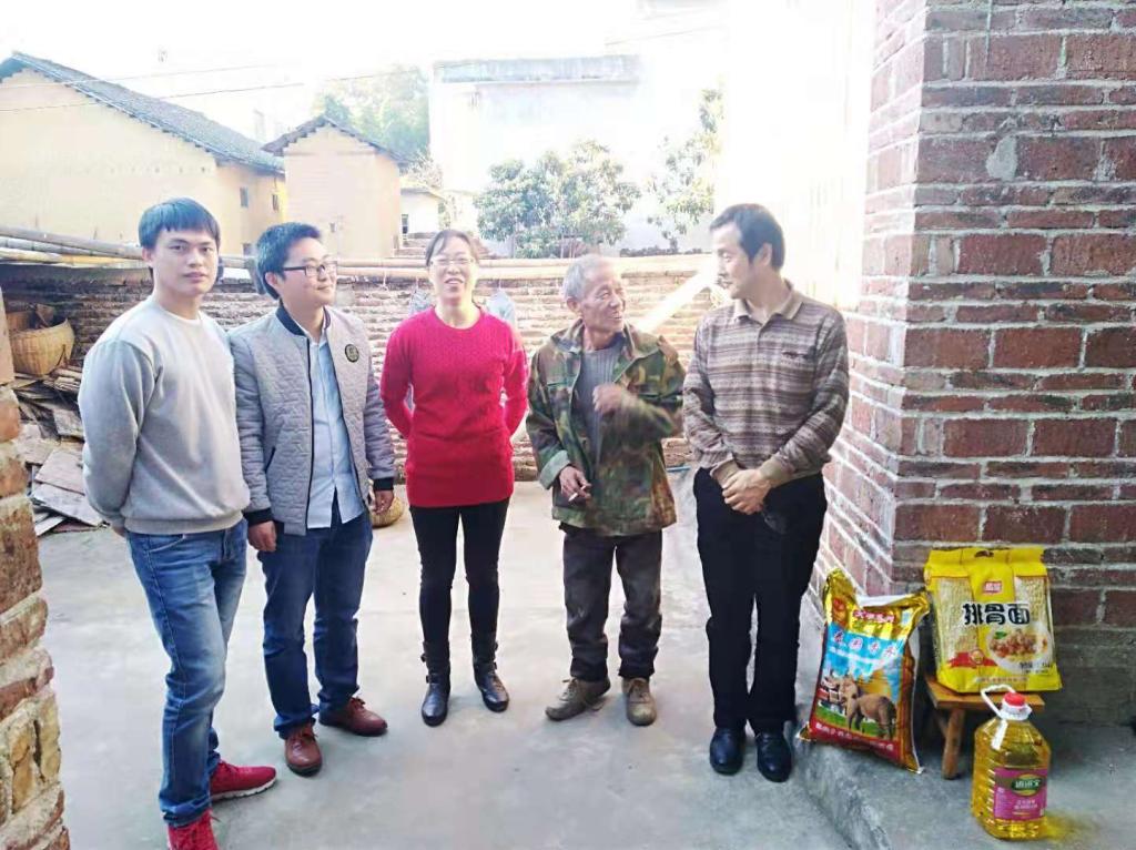 性爱视频
党总支第四次赴韶关斗湾村慰问对口帮扶农户1.png